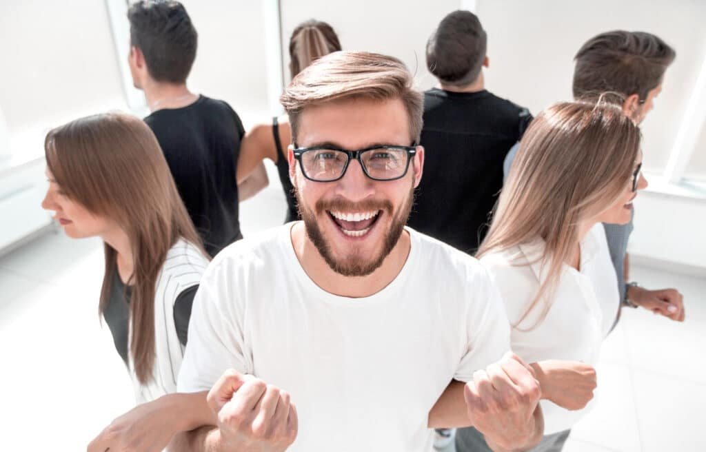 Groupe d'employés participant à une activité de team building en cercle.