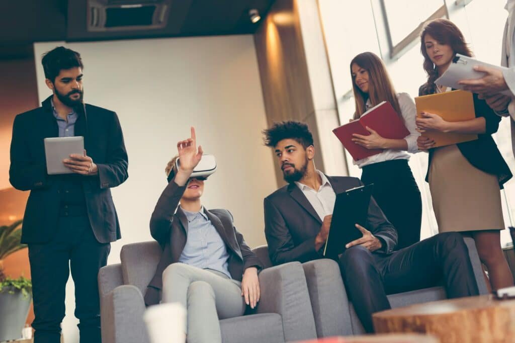 Une session de démonstration de réalité virtuelle en entreprise, avec des employés utilisant des casques VR.